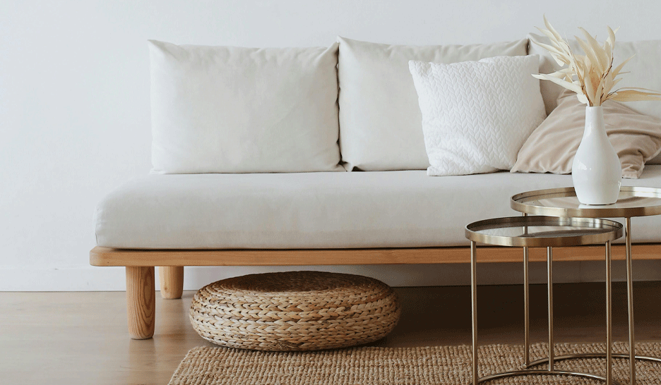 Sitting room with white sofa, beige rug and coffee tables to illustrate how to remove stains from home textiles: sofas, armchairs, rugs, tablecloths and more 